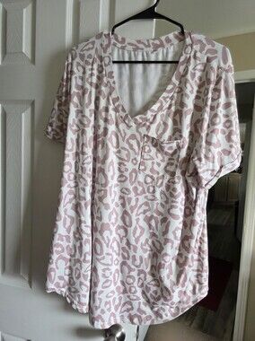 Ivory & Blush Leopard V-Neck Pocket Tee